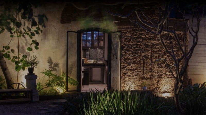 Hotel El Callejón — courtyard at night