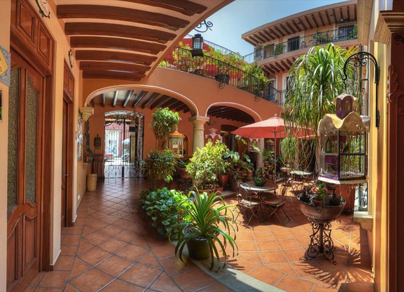 Hotel Parador San Miguel — interior courtyard